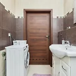 Szept Galeria Dominikanska By Renters